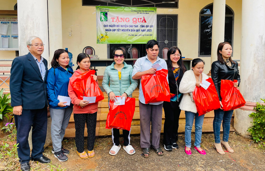 Đoàn tặng quà cho người mù tại huyện Chư Pah. Ảnh: Nguyễn Sinh Đoàn tặng quà cho người mù tại huyện Chư Pah. Ảnh: Nguyễn Sinh