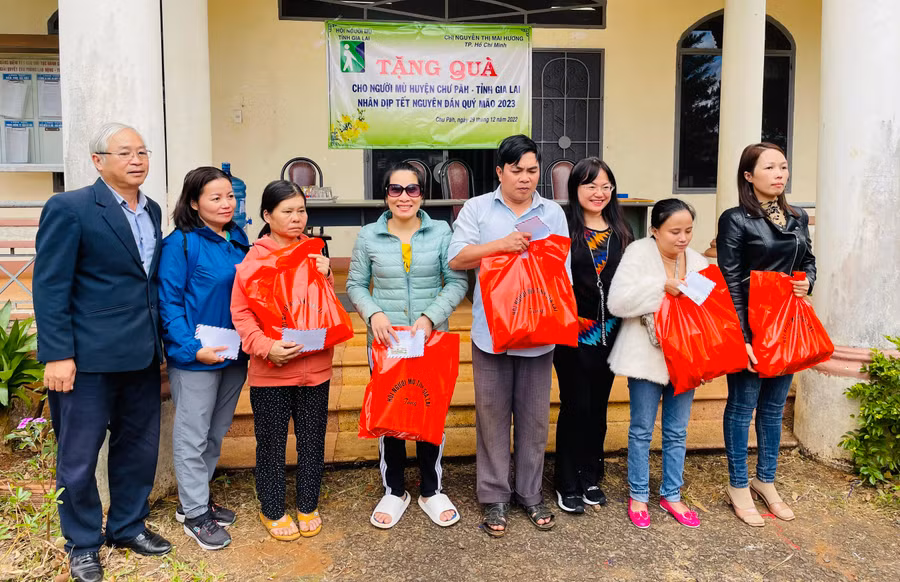 Đoàn tặng quà cho người mù tại huyện Chư Pah. Ảnh: Nguyễn Sinh
