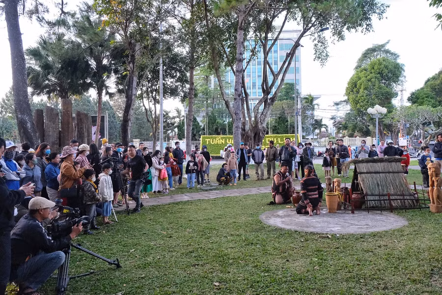 Các hoạt động văn hoá diễn ra tại Quảng trường Đại Đoàn Kết thu hút đông đảo người dân và du khách. Ảnh Hoàng Ngọc 
