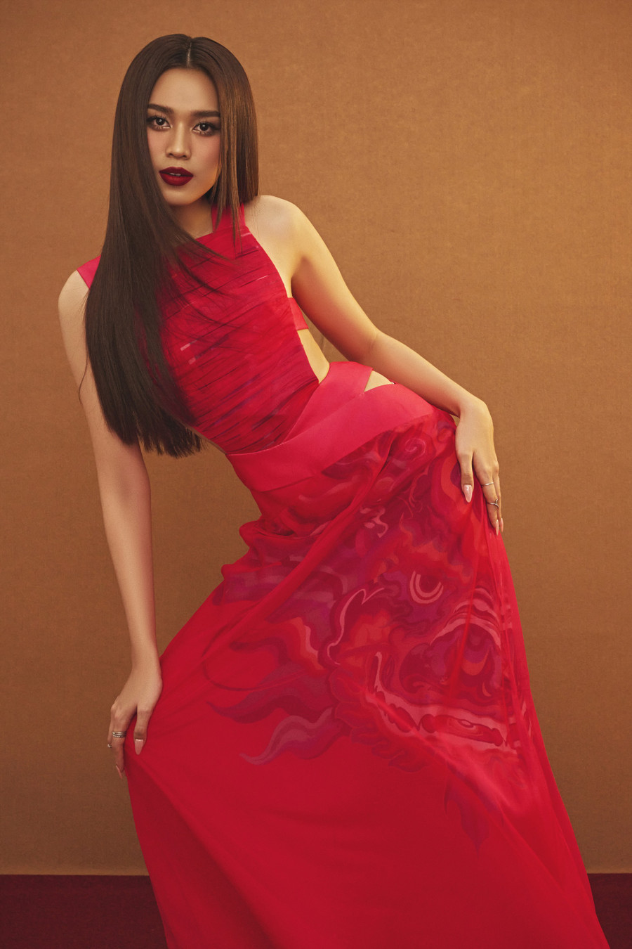 Đỗ Thị Hà đăng quang Hoa hậu Việt Nam năm 2020 khi chỉ mới 19 tuổi và là sinh viên của trường Đại học Kinh tế Quốc dân. Trong suốt hành trình đương nhiệm người đẹp nói không với scandal, tích cực hoạt động thiện nguyện đồng thời luôn nỗ lực để hoàn thiện bản thân bằng việc trau dồi tri thức. Ảnh: Milor Trần