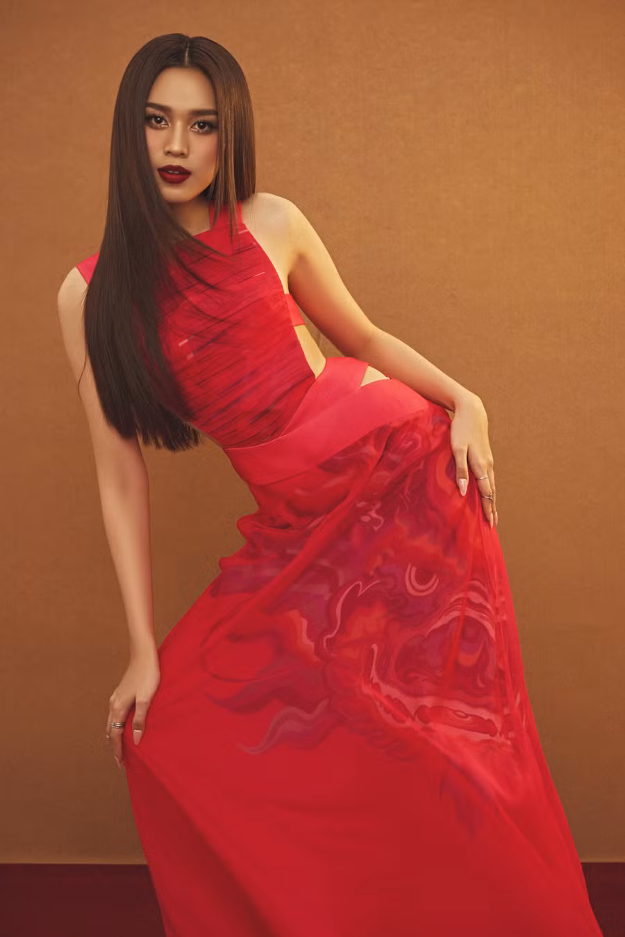 Đỗ Thị Hà đăng quang Hoa hậu Việt Nam năm 2020 khi chỉ mới 19 tuổi và là sinh viên của trường Đại học Kinh tế Quốc dân. Trong suốt hành trình đương nhiệm người đẹp nói không với scandal, tích cực hoạt động thiện nguyện đồng thời luôn nỗ lực để hoàn thiện bản thân bằng việc trau dồi tri thức. Ảnh: Milor Trần