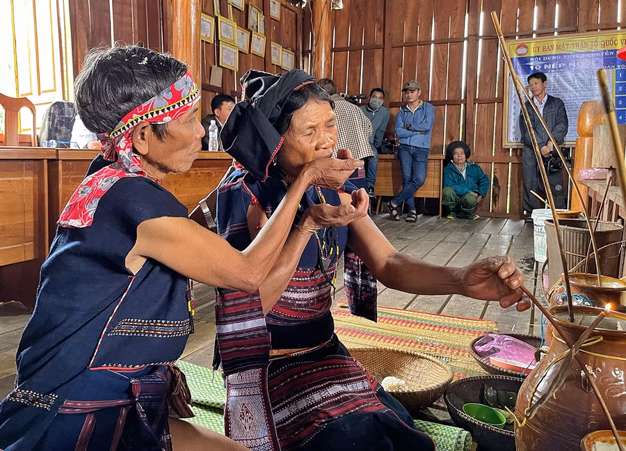  Người phụ nữ được chồng mời uống rượu, ăn cốm mới. Ảnh: Hoàng Ngọc