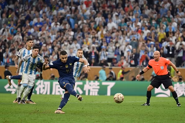 Mbappe đã thực hiện thành công 2 quả phạt đền để mang về tỷ số 3-3 trong 120 phút. Ảnh: FIFA