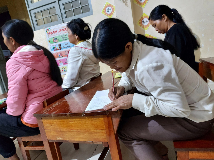 Chị Y Định muốn đi học để biết viết tên mình. Ảnh: Đức Nhật