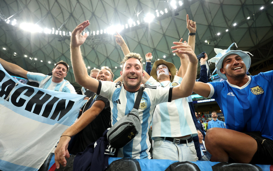 Khán giả Argentina đã mở hội trước chiến thắng đậm đà của đội nhà. Ảnh: FIFA