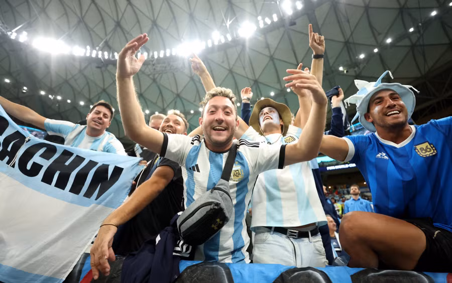 Khán giả Argentina đã mở hội trước chiến thắng đậm đà của đội nhà. Ảnh: FIFA