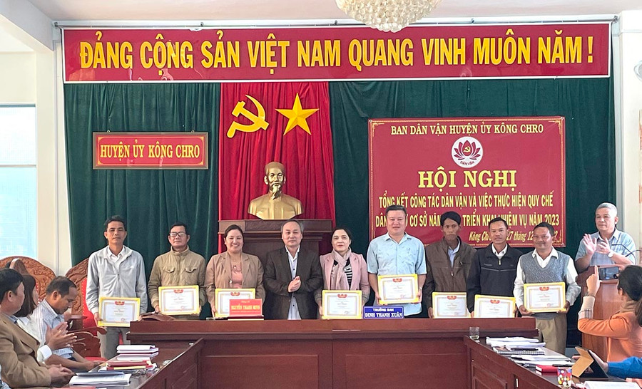  Đồng chí Nguyễn Thanh Minh-Phó Bí thư Thường trực Huyện uỷ tặng giấy khen cho các tập thể có thành tích trong công tác dân vận. Ảnh: Lê Liên