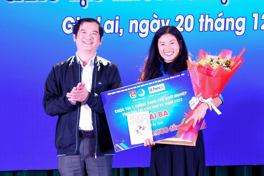 Chung kết cuộc thi Ý tưởng sáng tạo khởi nghiệp tỉnh Gia Lai lần thứ VI-năm 2022 ảnh 4 Ông Đoàn Minh Dưỡng-Phó Tổng Biên tập Báo Gia Lai, thành viên Ban Giám khảo cuộc thi trao giải ba cho thí sinh Trần Thị Kim Phùng Thủy. Ảnh: Đức Thụy