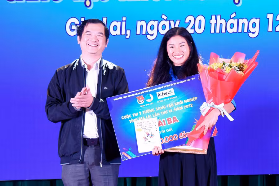 Ông Đoàn Minh Dưỡng-Phó Tổng Biên tập Báo Gia Lai, thành viên Ban Giám khảo cuộc thi trao giải ba cho thí sinh Trần Thị Kim Phùng Thủy. Ảnh: Đức Thụy