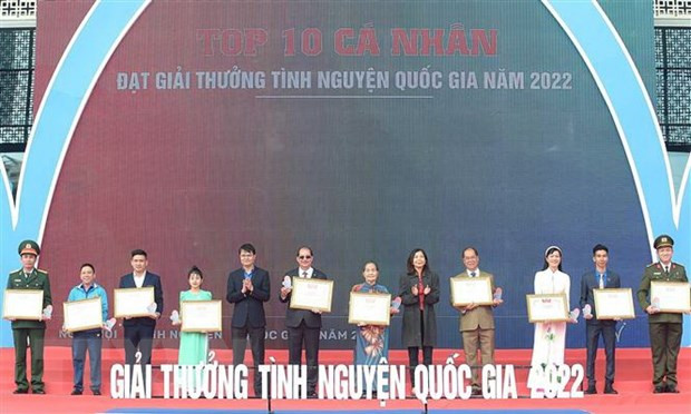 Trao Giải thưởng Tình nguyện Quốc gia năm 2022 cho các cá nhân xuất sắc. (Ảnh: Minh Đức/TTXVN) Trao Giải thưởng Tình nguyện Quốc gia năm 2022 cho các cá nhân xuất sắc. (Ảnh: Minh Đức/TTXVN)