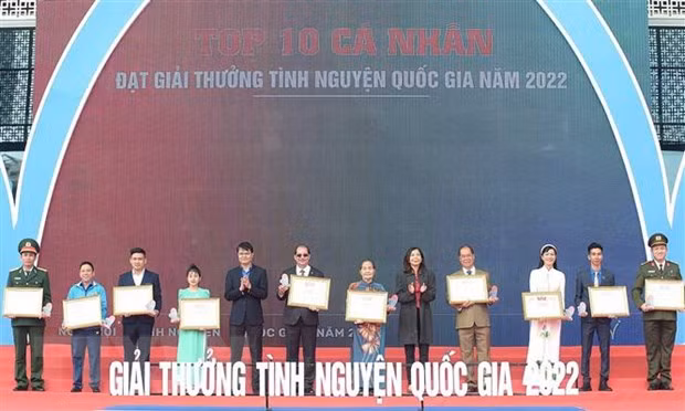  Trao Giải thưởng Tình nguyện Quốc gia năm 2022 cho các cá nhân xuất sắc. (Ảnh: Minh Đức/TTXVN)