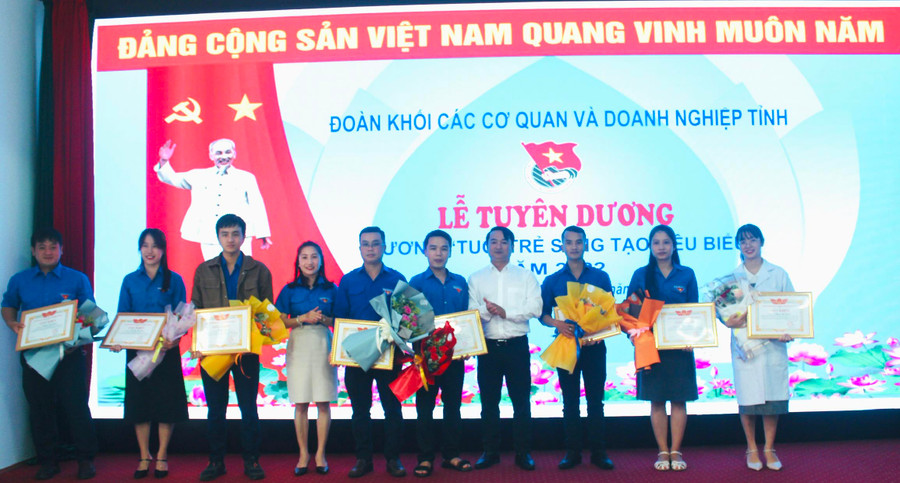 Chị Võ Thị Thùy Ngân (thứ 2 từ phải qua) được nhận giấy khen của Ban Chấp hành Đoàn Khối các Cơ quan và Doanh nghiệp tỉnh trong phong trào “Tuổi trẻ sáng tạo” năm 2022. Ảnh: Minh Nhật
