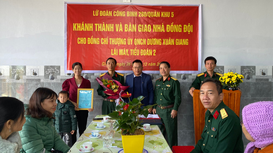 Lãnh đạo Lữ đoàn Công binh 280 và MB Chi nhánh GIa Lai chúc mừng gia đình Thượng úy Dương Xuân Giang có căn nhà mới. Ảnh: Sơn Ca.