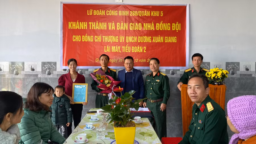 Lãnh đạo Lữ đoàn Công binh 280 và MB Chi nhánh GIa Lai chúc mừng gia đình Thượng úy Dương Xuân Giang có căn nhà mới. Ảnh: Sơn Ca.