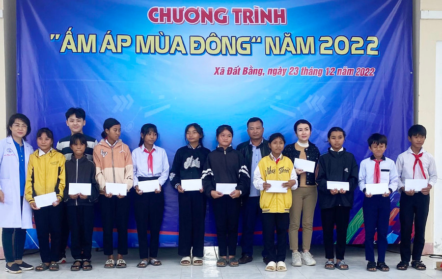 Tặng học bổng cho học sinh nghèo. Ảnh: Hà Đức Thành Ảnh: Hà Đức Thành