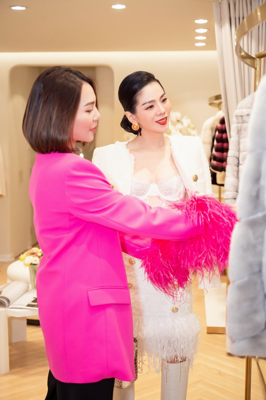 Ngoài ra, trong outfit của cô còn có phụ kiện tiền tỉ đáng chú ý khác, đó là ba chiếc nhẫn kim cương trị giá chục tỉ đồng. Ảnh: Trương Gia Huy