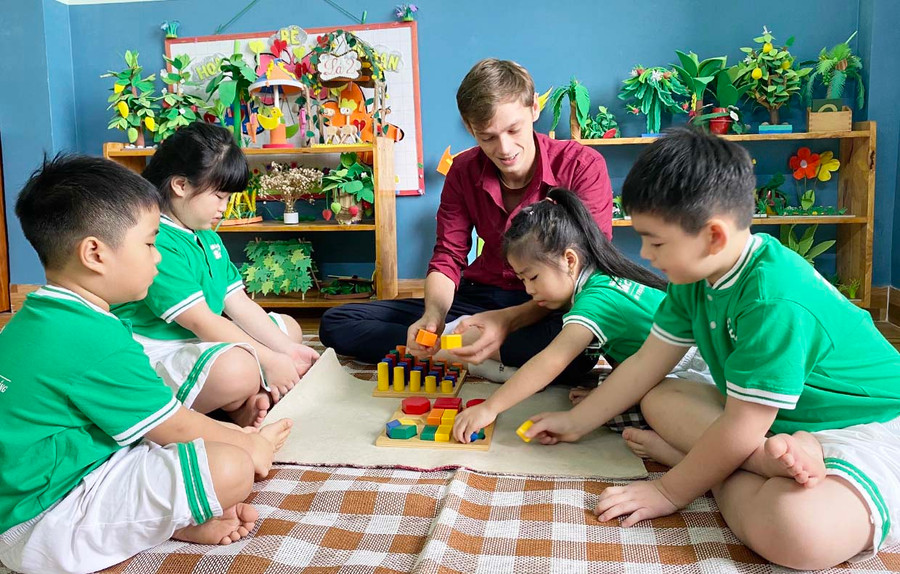 Học sinh Trường Mầm non Sắc Màu (thị xã An Khê) tham gia tiết học làm quen với tiếng Anh dưới sự hướng dẫn của giáo viên nước ngoài. Ảnh: Mộc Trà  Học sinh Trường Mầm non Sắc Màu (thị xã An Khê) tham gia tiết học làm quen với tiếng Anh dưới sự hướng dẫn của giáo viên nước ngoài. Ảnh: Mộc Trà