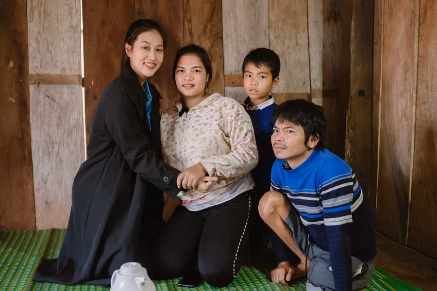 Dù thời tiết không thuận lợi nhưng Thiên Ân vẫn đến thăm và trao quà cho một số hộ dân ở xã Vĩnh Sơn, huyện Vĩnh Thạnh, tỉnh Bình Định. Ảnh: NVCC