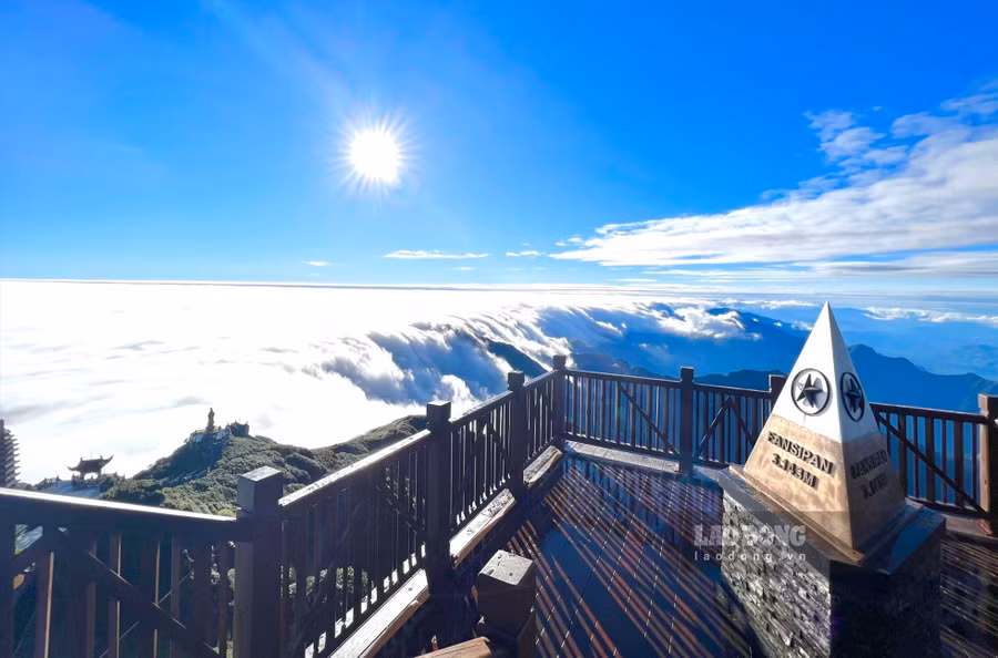 Fansipan được chọn là một trong những nơi thích hợp ghé thăm cuối năm 2022. Ảnh: Văn Đức