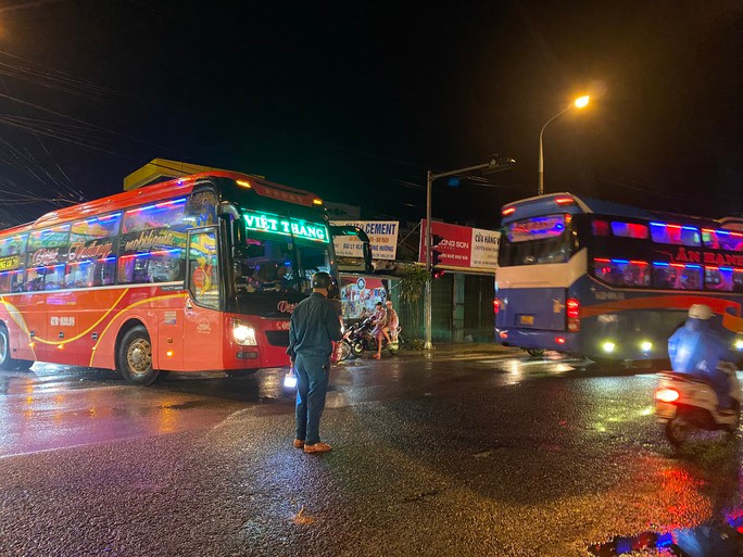 Quốc lộ 14B qua khu vực cháy tạm thời bị phong tỏa để phục vụ công tác chữa cháy Quốc lộ 14B qua khu vực cháy tạm thời bị phong tỏa để phục vụ công tác chữa cháy