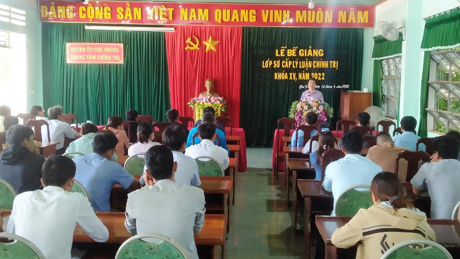 Huyện Chư Prông luôn chú trọng công tác bồi dưỡng cán bộ, trong đó có nhiều cán bộ là người dân tộc thiểu số. Ảnh: Vĩnh Hoàng