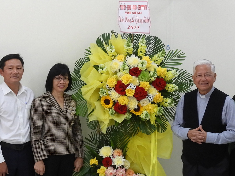 Lãnh đạo tỉnh tặng hoa chúc mừng Giáng sinh tại Nhà thờ Giáo xứ Đức An TP.Pleiku. Ảnh: Thanh Nhật