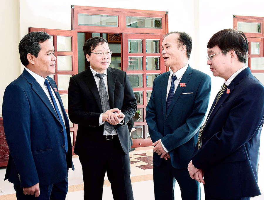 Ủy viên Ban Chấp hành Trung ương Đảng, Bí thư Tỉnh ủy, Chủ tịch HĐND tỉnh Hồ Văn Niên (bìa trái) trao đổi với các đại biểu bên lề kỳ họp. Ảnh: Đức Thụy Ủy viên Ban Chấp hành Trung ương Đảng, Bí thư Tỉnh ủy, Chủ tịch HĐND tỉnh Hồ Văn Niên (bìa trái) trao đổi với các đại biểu bên lề kỳ họp. Ảnh: Đức Thụy