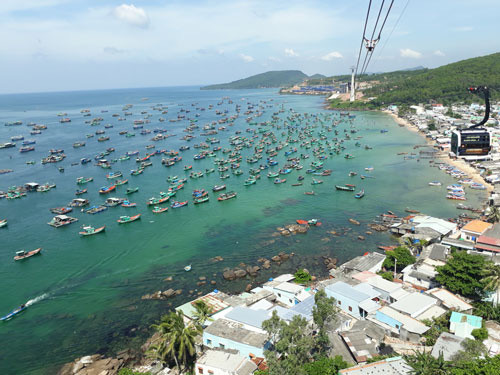 Quần đảo Phú Quốc nằm trong vịnh Thái Lan, cách TP HCM khoảng 400 km về hướng tây. Nơi đây thu hút du khách trong và ngoài nước bởi các loại hình du lịch đa dạng, với tài nguyên biển, đảo phong phú; hệ sinh thái rừng, biển đa dạng. Thời điểm lý tưởng nhất để du lịch Đảo Ngọc là từ khoảng tháng 11 đến tháng 4 năm sau. Ảnh: Hà Giang