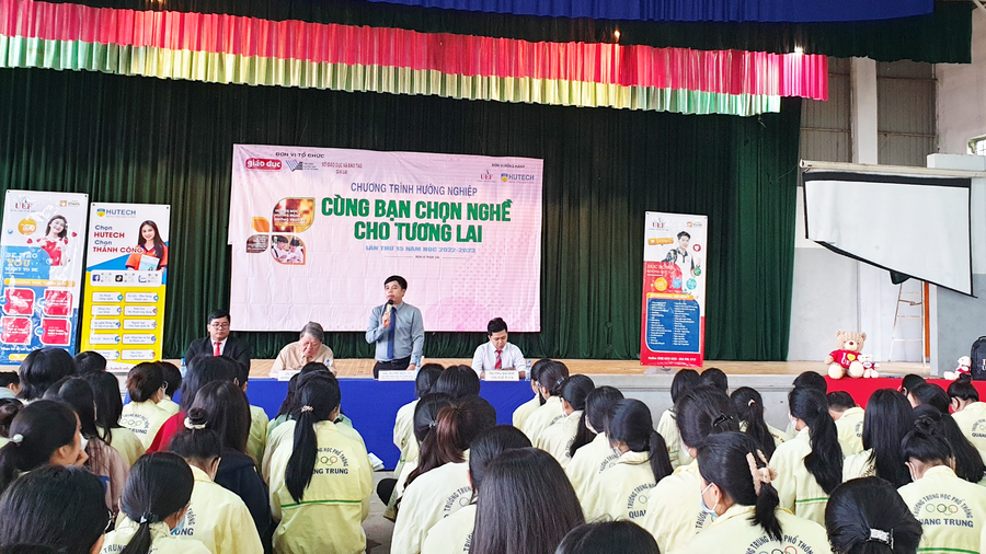 Toàn thể chương trình tại trường THPT Quang Trung, An khê. Ảnh: Trương Quang Hà