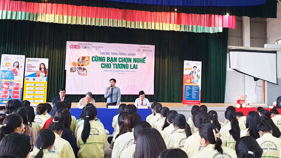 Toàn thể chương trình tại trường THPT Quang Trung, An khê. Ảnh: Trương Quang Hà