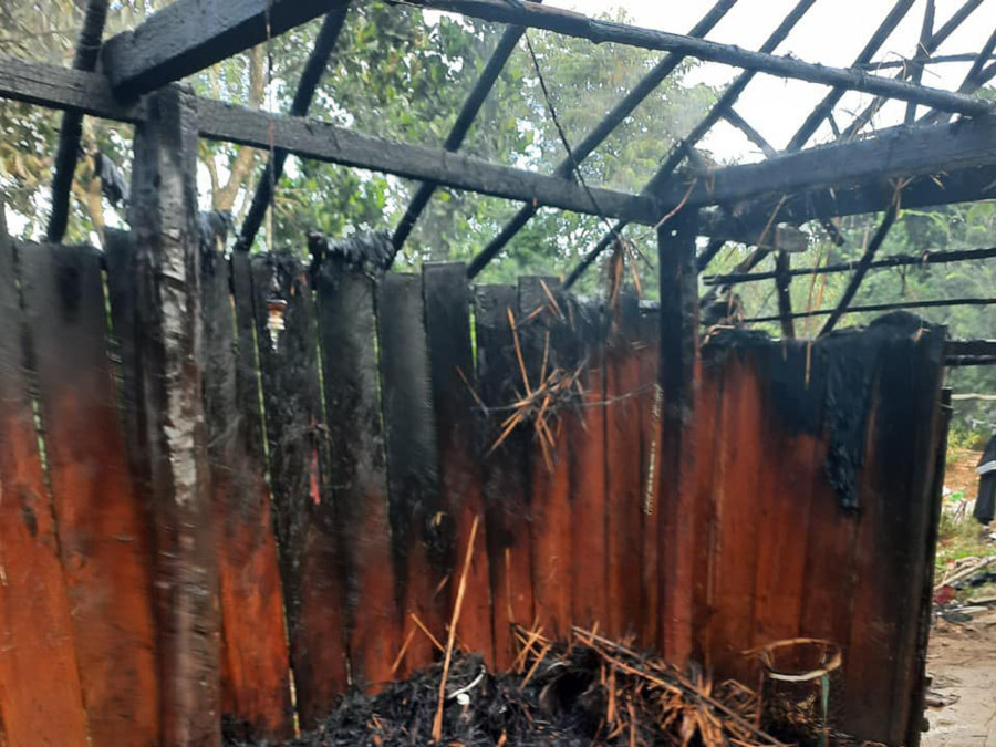 Ngôi nhà cùng với một số vật dụng bị thiêu rụi hoàn toàn. Ảnh