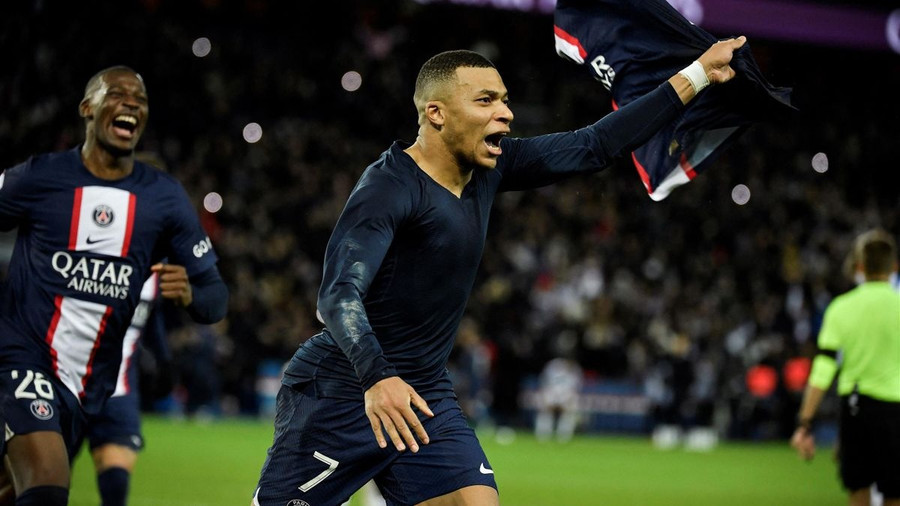 Mbappe ăn mừng bàn thắng ghi phút bù giờ giúp PSG giành chiến thắng. Ảnh: AFP