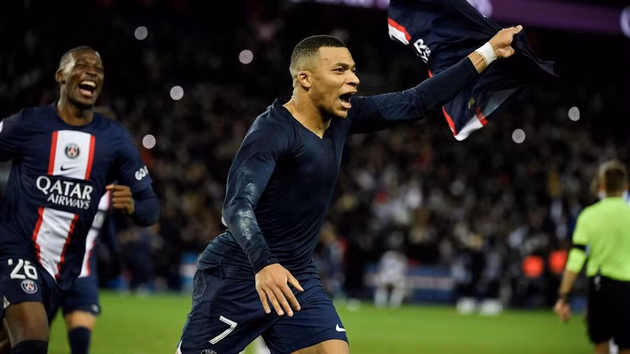Mbappe ăn mừng bàn thắng ghi phút bù giờ giúp PSG giành chiến thắng. Ảnh: AFP