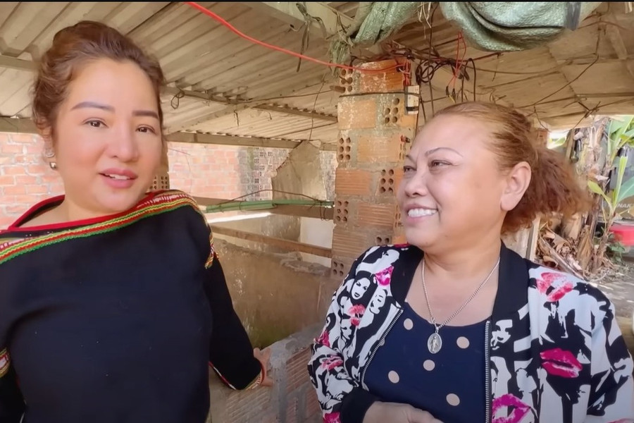 Thúy Nga diện trang phục của người dân tộc Tây nguyên đến thăm nhà Siu Black. Ảnh: Chụp màn hình