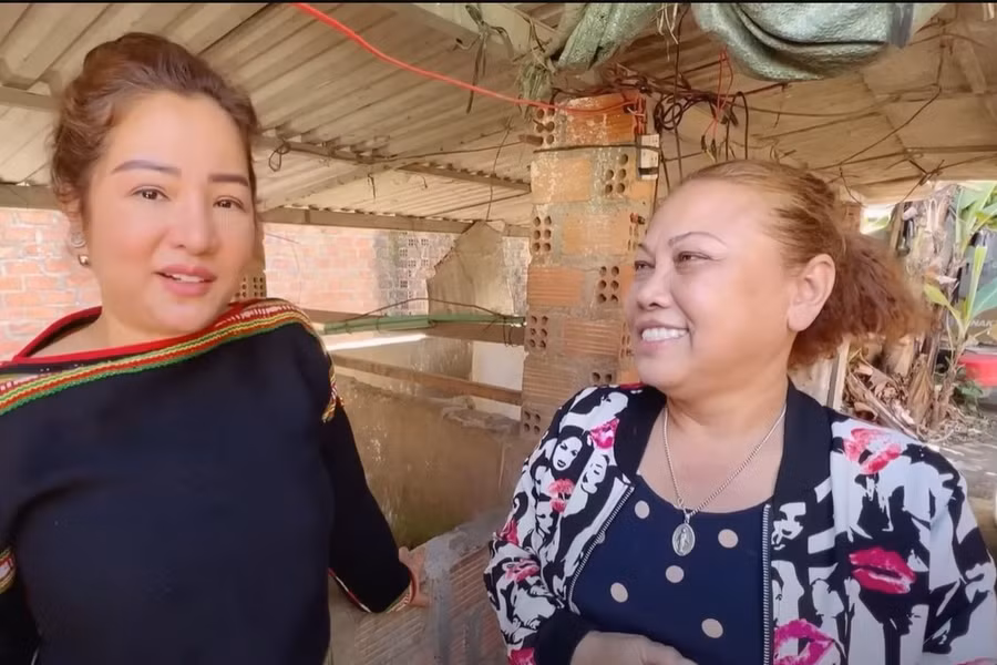 Thúy Nga diện trang phục của người dân tộc Tây nguyên đến thăm nhà Siu Black. Ảnh: Chụp màn hình