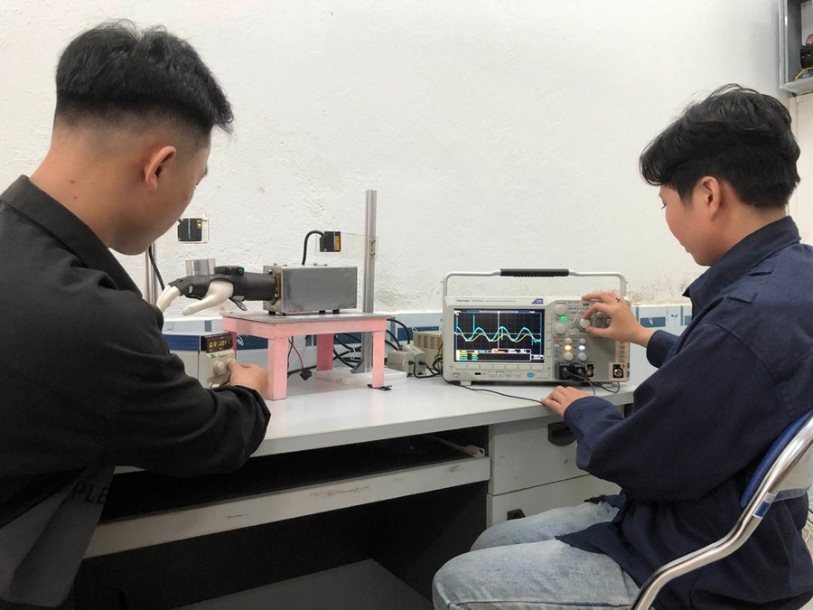 Hai tác giả của thiết bị hỗ trợ người bị run tay. Ảnh: NVCC