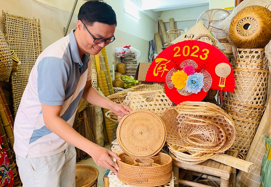 Những sản phẩm giỏ đựng quà, hộp đựng bánh mứt được làm từ mây, tre thân thiện với môi trường. Ảnh Mai Ka