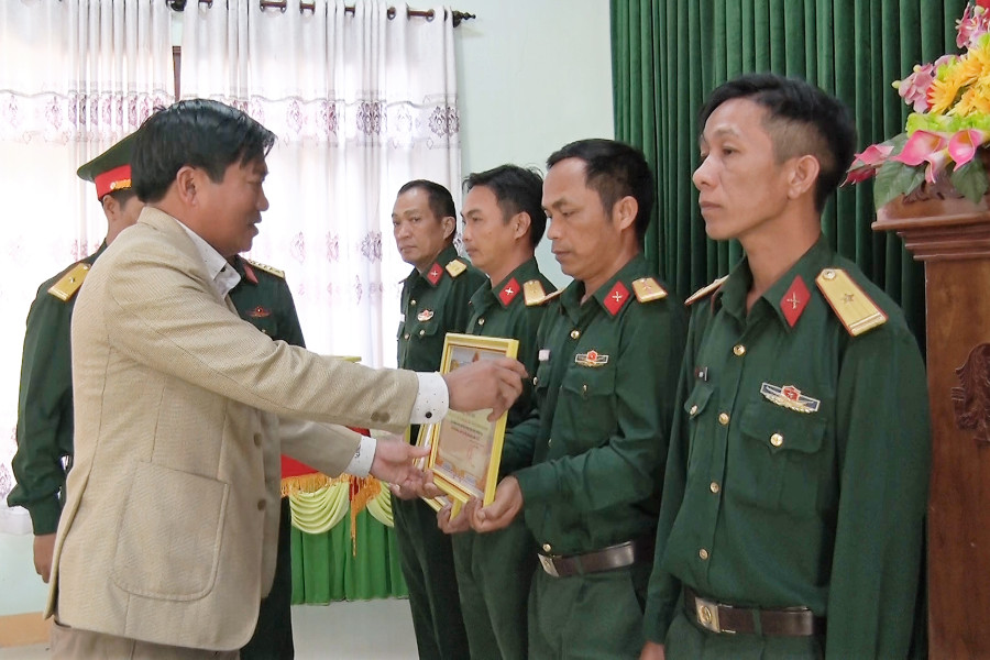 Chủ tịch UBND huyện Mang Yang Lê Trọng khen thưởng cho 4 tập thể có thành tích xuất sắc trong thực hiện nhiệm vụ công tác QP-QSĐP năm 2022. Ảnh: Minh Hiển Chủ tịch UBND huyện Mang Yang Lê Trọng khen thưởng cho 4 tập thể có thành tích xuất sắc trong thực hiện nhiệm vụ công tác QP-QSĐP năm 2022. Ảnh: Minh Hiển