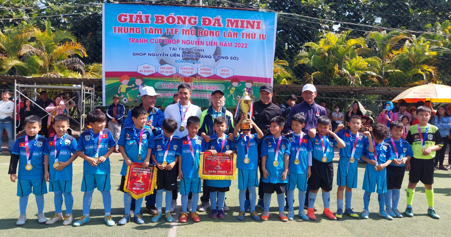 Đội bóng Pleiku school xuất sắc giành giải nhất lứa tuổi U9. Ảnh: Thanh Tịnh Ban tổ chức trao giải thưởng cho các đội bóng đạt thành tích cao. Ảnh: Thanh Tịnh