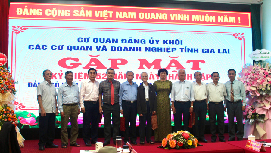Bí thư Đảng ủy Khối các Cơ quan và Doanh nghiệp tỉnh Phạm Thị Tố Hải (thứ 5 từ phải qua) tặng quà cho các đồng chí nguyên Bí thư, Phó Bí thư Đảng bộ Khối qua các thời kỳ. Ảnh: Phan Lài