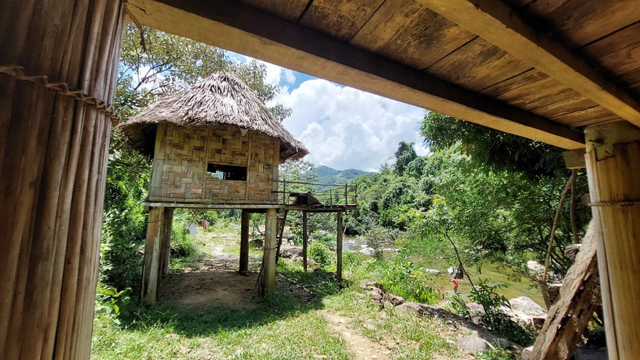  Những a tiêng được dựng lên bên suối Pâr Le thơ mộng càng tôn vinh giá trị của nét đẹp đi sim. Ảnh: Hoàng Sơn