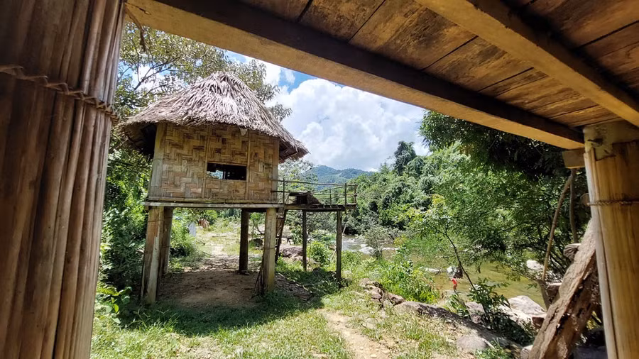 Những a tiêng được dựng lên bên suối Pâr Le thơ mộng càng tôn vinh giá trị của nét đẹp đi sim. Ảnh: Hoàng Sơn Những a tiêng được dựng lên bên suối Pâr Le thơ mộng càng tôn vinh giá trị của nét đẹp đi sim. Ảnh: Hoàng Sơn