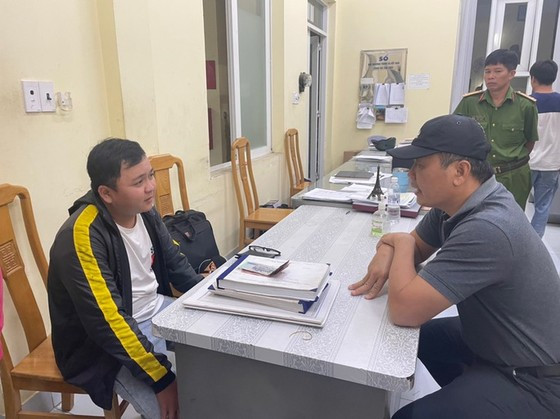 Đối tượng Tùng bị bắt giữ để phục vụ điều tra