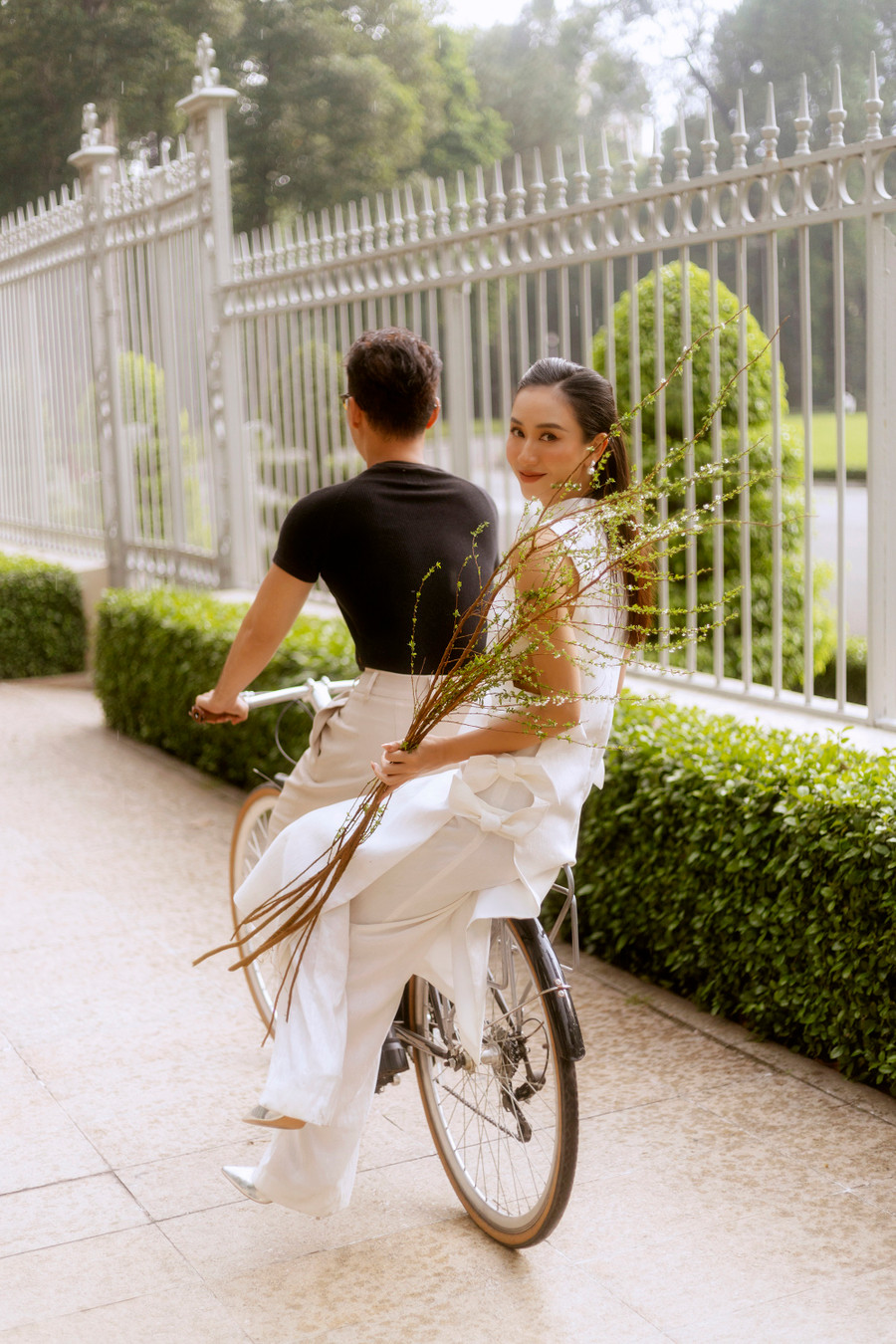 Trong lần hợp tác với nhà mốt Song Toàn (Huỳnh Bảo Toàn - Phạm Sĩ Toàn), Hà Thu hóa thân thành một cô nàng cổ điển với phong cách nhẹ nhàng. Ảnh: Nguyễn Toại