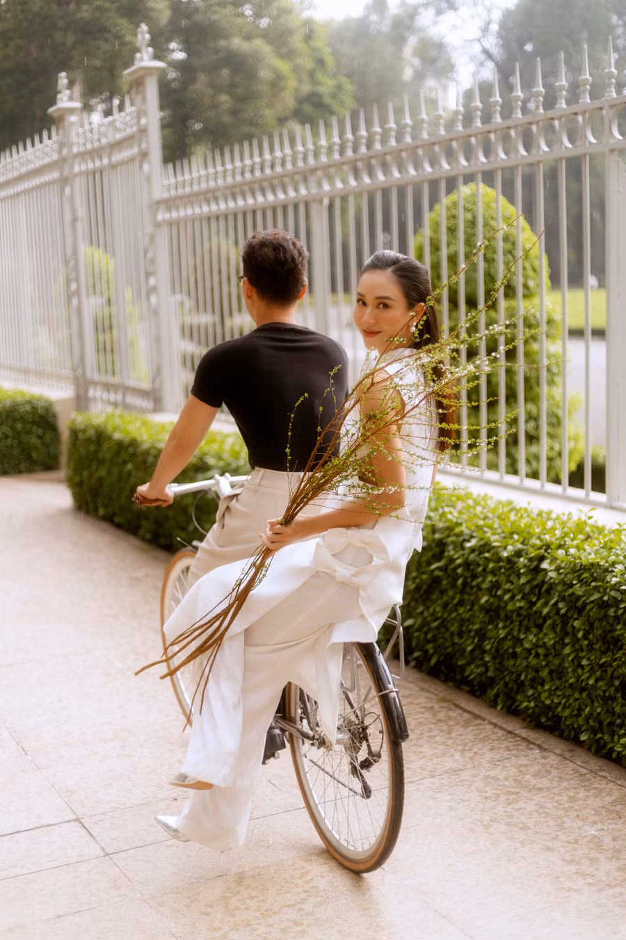 Trong lần hợp tác với nhà mốt Song Toàn (Huỳnh Bảo Toàn - Phạm Sĩ Toàn), Hà Thu hóa thân thành một cô nàng cổ điển với phong cách nhẹ nhàng. Ảnh: Nguyễn Toại