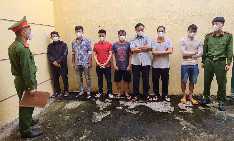 Nhóm nghi phạm cá độ bóng đá qua mạng bị bắt giữ. Ảnh: Công an tỉnh Đắk Nông