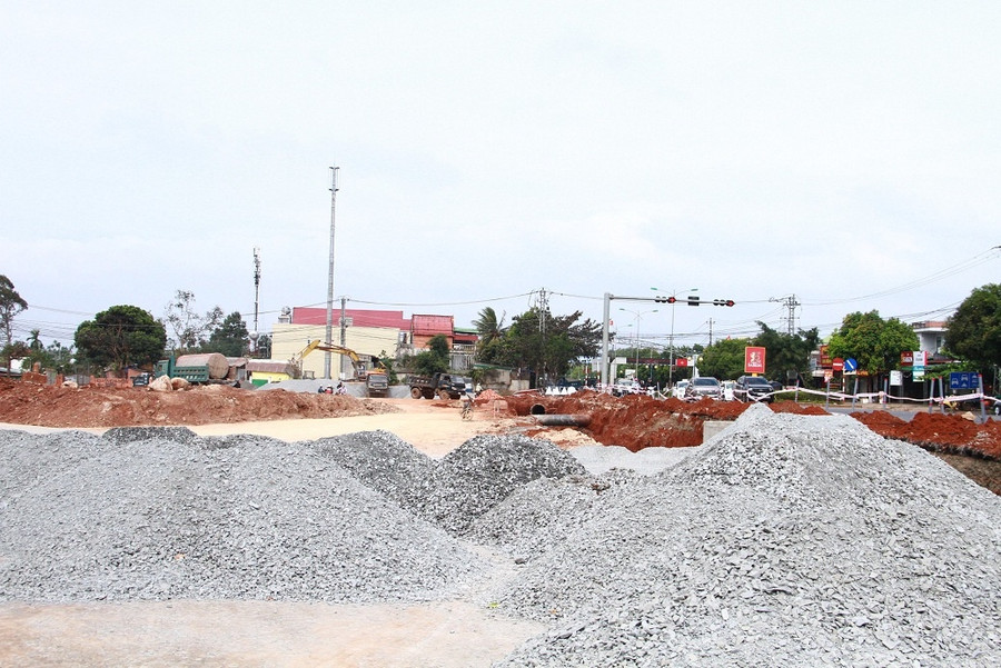 Điểm cuối đại lộ tại xã Hòa Thắng còn ngổn ngang. Ảnh: Hoàng Bình