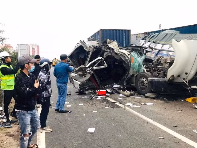 Hiện trường vụ tai nạn giao thông kinh hoàng khiến 3 người thương vong.