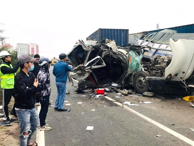 Hiện trường vụ tai nạn giao thông kinh hoàng khiến 3 người thương vong. Hiện trường vụ tai nạn giao thông kinh hoàng khiến 3 người thương vong.