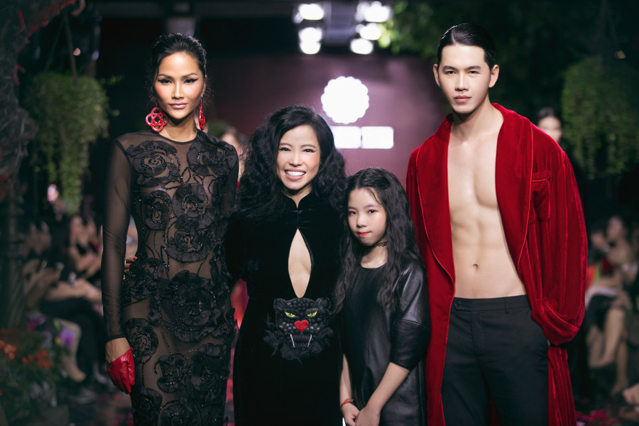 Minh Khoa - H'Hen Niê đảm nhận vai trò kết màn trong show diễn của Hà Linh Thư. Nam người mẫu diện quần âu đơn giản, kết hợp với áo choàng nhung đỏ, khoe body săn chắc bên đàn chị. Ảnh: Kiếng Cận Minh Khoa - H'Hen Niê đảm nhận vai trò kết màn trong show diễn của Hà Linh Thư. Nam người mẫu diện quần âu đơn giản, kết hợp với áo choàng nhung đỏ, khoe body săn chắc bên đàn chị. Ảnh: Kiếng Cận